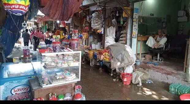 চরভদ্রাসনে রাস্তা-ফুটপাত দখল করে বাজার